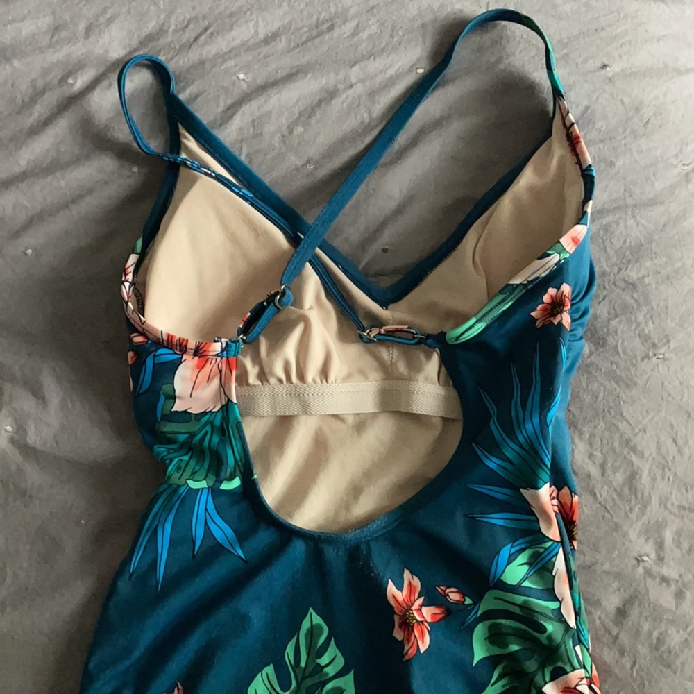 Swimsuit - Picture 3 of 4